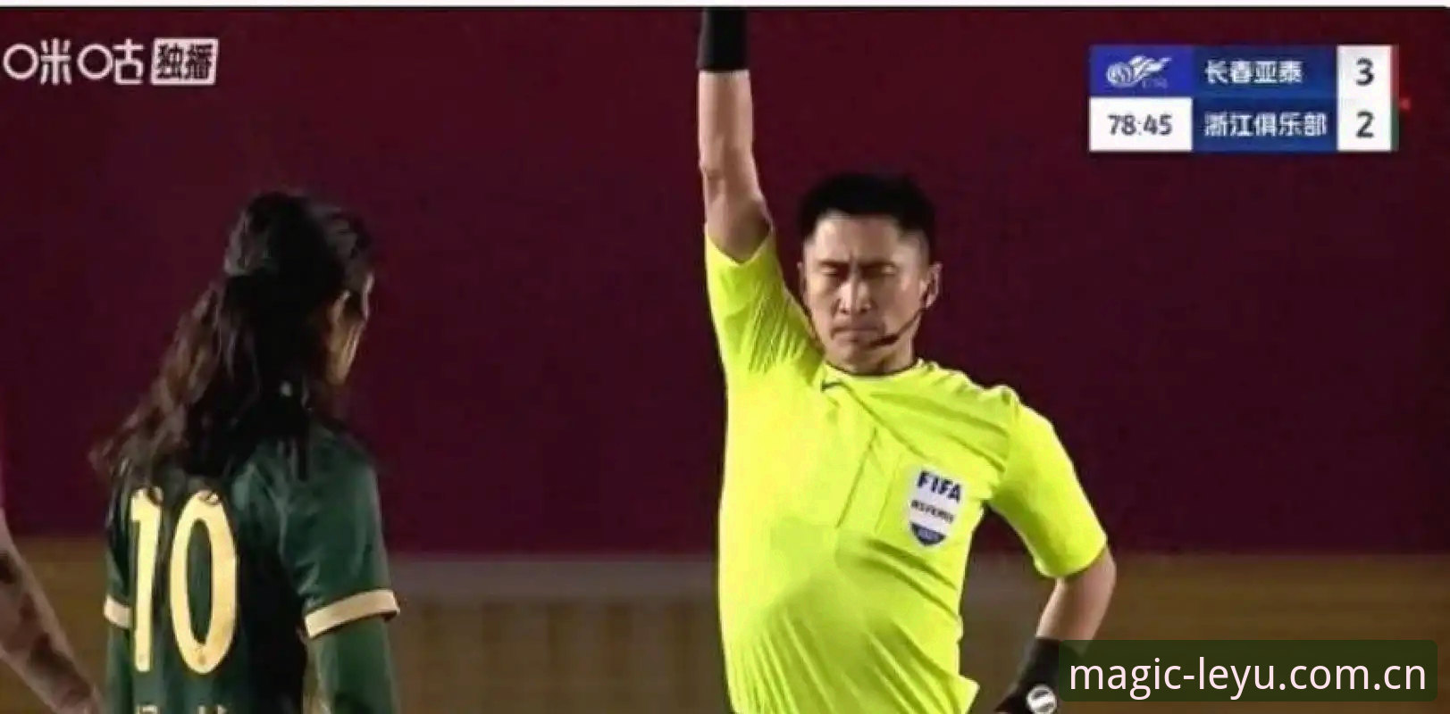 揭秘世界杯裁判马宁的“屏蔽术”：为什么他不看球迷评论，只信国际裁判讲师？